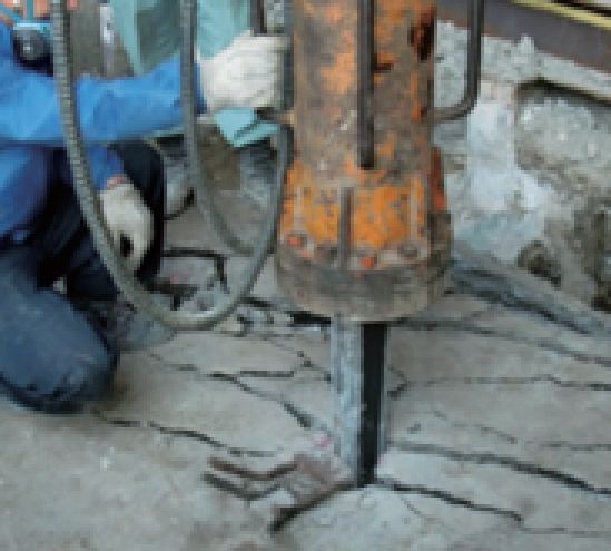 油圧割岩工法