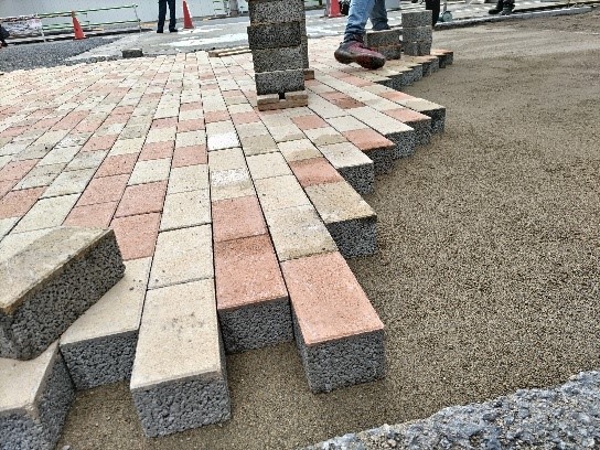 リサイクル素材を用いて製造したインターロッキングブロック舗装（乗用車用コインパーキング）